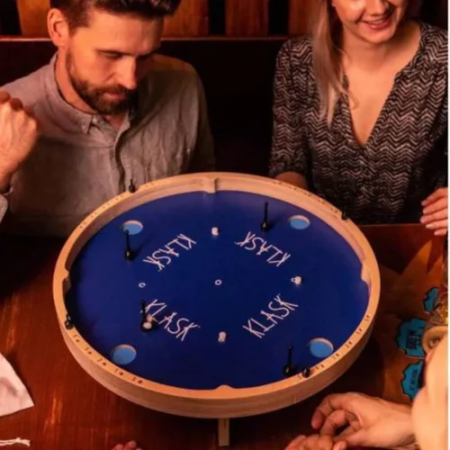 Miniatura 6 de KLASK: El Juego Magnético Premiado de Habilidad para Fiestas - para Niños y Adultos de Todas las Edades Que Es Mitad Fútbol, Mitad Hockey sobre Hielo