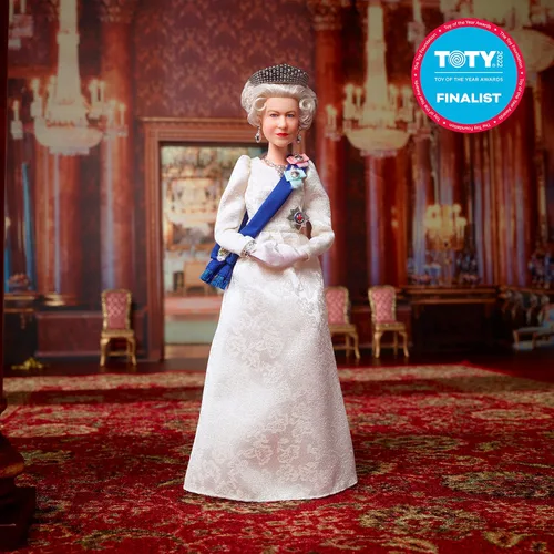 Miniatura 2 de Muñeca Barbie Signature Reina Isabel II Jubileo de Platino con vestido marfil, cinta, corona y guantes, con soporte para muñeca, regalo