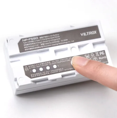 Miniatura 3 de VILTROX Paquete de 2 baterías recargables de iones de litio con puerto USB-C de 2200 mAh NP-F550 para luz de videoconferencia VILTROX 116T 200T
