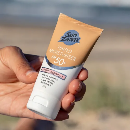 Miniatura 3 de Sun Zapper BB Cream Tinted Moisturizer Protector solar SPF 50+ Light Medium – Protector solar facial con ciruela Kakadu y aceite de jojoba