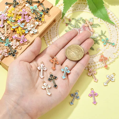 Miniatura 4 de KitBeads 100 dijes de cruz esmaltada al azar de aleación de Jesús cristiano de colores mezclados para hacer joyas, pulseras y collares
