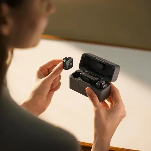 Miniatura 7 de DJI Mic Mini (2 TX + 1 RX + Estuche de Carga) Micrófono Lavalier Inalámbrico, Ultraligero, Cancelación de Ruido, Hasta 48 Horas de Duración
