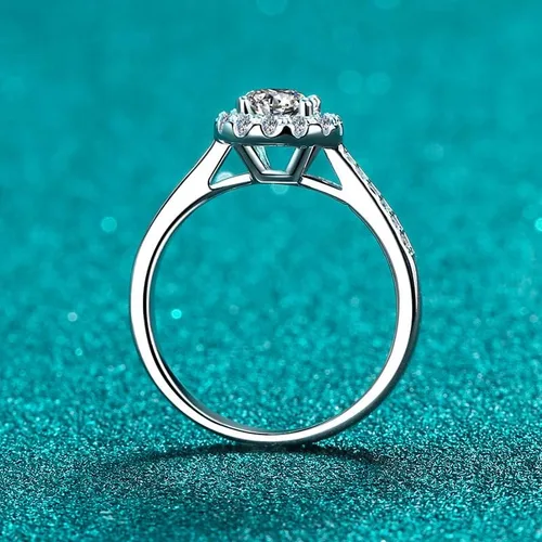 Miniatura 4 de Anillo de compromiso de diamantes de plata de ley chapado en oro blanco de 18 quilates con forma redonda de moissanita con halo clásico pero único
