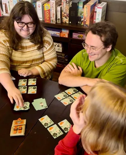 Miniatura 4 de Packed Up! El juego de cartas de ritmo rápido, de memoria y estrategia para familias y niños mayores de 8 años - Juegos divertidos y rápidos