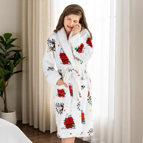 Miniatura 3 de Berkshire Blanket Peanuts Snoopy - Bata cálida para mujer con exclusiva tela VelvetLoft y cuello Sherpa