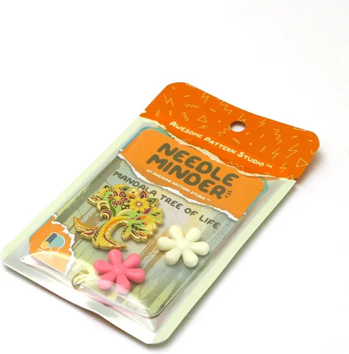 Miniatura 6 de Awesome Pattern Studio Needle Minder Set - Minder de aguja magnética del árbol de la vida + 2 pinzas de aguja. Pin esmaltado para punto de cruz