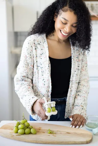 Miniatura 4 de Ubbi Cortador de uva para niños pequeños, cortador de uva para bebé, rebanador de frutas y verduras en 4 piezas, accesorio de cocina para almuerzo