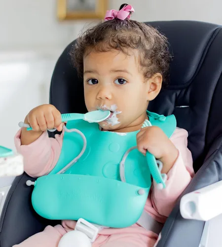Miniatura 6 de BUSY BABY Juego de babero elástico y utensilios – Babero de silicona ajustable con bolsillo y utensilios de amarre para bebés y niños pequeños