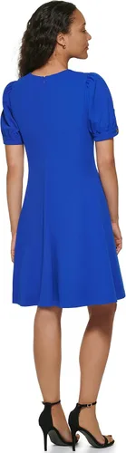 Miniatura 4 de DKNY Vestido de manga corta con cuello joya acampanado para mujer