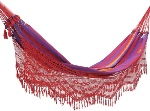 Miniatura 3 de NOVICA - Hamaca brasileña de tela de algodón a rayas color rojo y gris XL para 2 personas, con flecos de ganchillo blancos, “Samba escarlata” (doble)