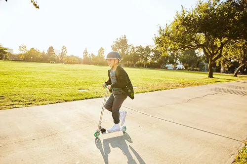 Miniatura 8 de Razor A Patinete para niños - Ligero, plegable, marco de aluminio y manillar ajustable Claro/Negro
