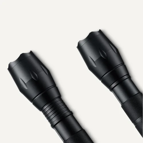 Miniatura 4 de Amazon Basics Linterna LED de mano, 200 linternas de alto lumen Enfoque de brillo ajustable, negro