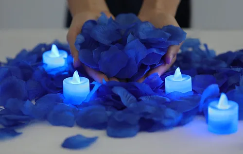 LANKER 500 pétalos de rosa artificiales azules con 24 velas LED sin llama de color azul brillante parpadeante (luces azules con pétalos de rosa