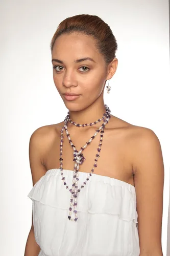 Miniatura 4 de HinsonGayle, juego de aretes colgantes y collar de dos vueltas con perlas cultivadas de agua dulce y piedras.