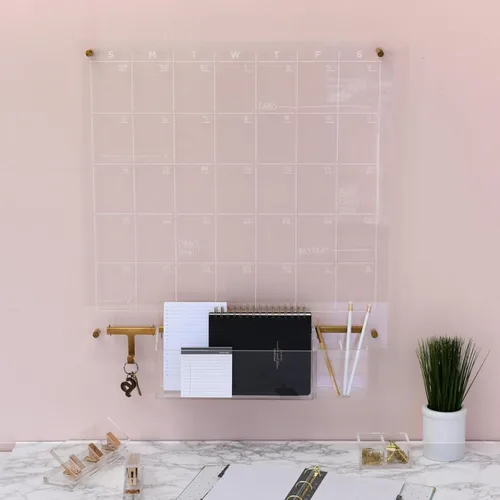 Miniatura 5 de russell+hazel Calendario mensual de pared acrílico, transparente y dorado, incluye marcadores de borrado en húmedo y accesorios de montaje, 24 x 24