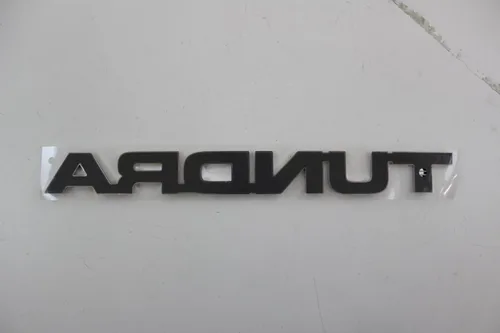 Miniatura 2 de Toyota Piezas originales - Plata, Rr Name (75471-0C050), Cromo/Plata