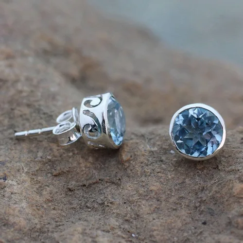 Miniatura 2 de NOVICA Aretes artesanales hechos a mano con topacio azul, joyería de plata de ley 925, piedra natal de la India "Spark of Life", Plata de ley Gema