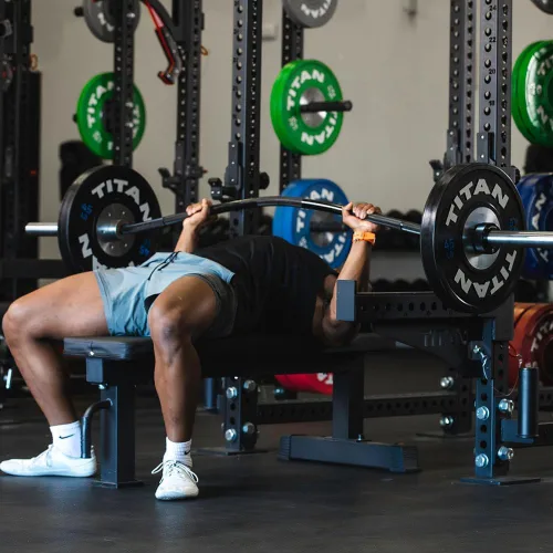 Miniatura 4 de Titan Fitness Barra eléctrica Yukon de óxido negro, barra olímpica de 96 pulgadas con curvatura de 6 pulgadas para mayor comodidad durante