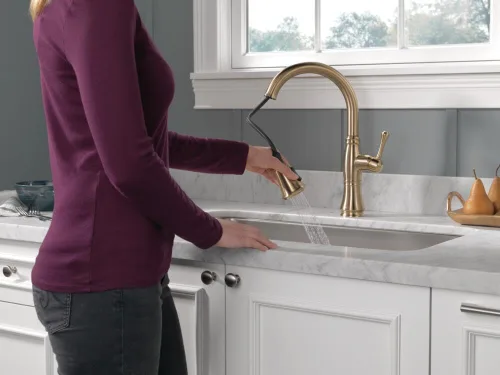 Miniatura 3 de Delta Grifo Cassidy Gold para cocina, grifos de cocina con rociador extraíble, grifo de fregadero de cocina, grifo dorado para fregadero de cocina