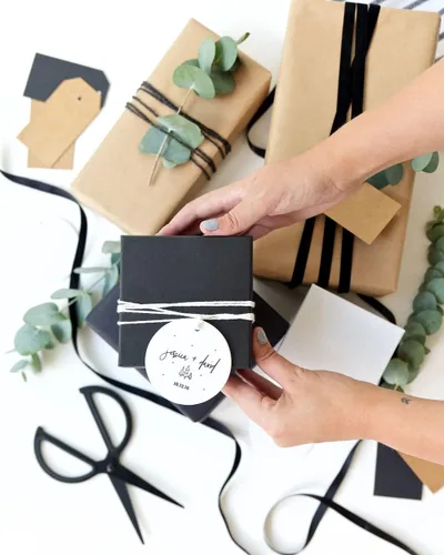 Miniatura 4 de The Cotton & Canvas Co. Adorno personalizado de cerámica de cerámica para bodas con nombres y fecha, con cinta y caja de regalo de cortesía