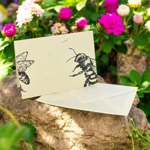 Miniatura 5 de Kathmandu Valley Co. Nepali Cherish - Juego de tarjetas de felicitación y sobre con papel Lokta hecho a mano de Nepal, 15 tarjetas (abejas)