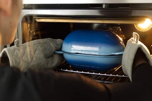 Miniatura 8 de LoafNest: Kit de pan artesanal increíblemente fácil. Horno holandés de hierro fundido [gradiente azul] y forro de silicona antiadherente perforado.