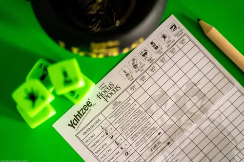 Miniatura 6 de USAOPOLY YAHTZEE: Disney Hocus Pocus Taza de dados de caldero coleccionable de bruja ~ Juego familiar clásico basado en película, ideal