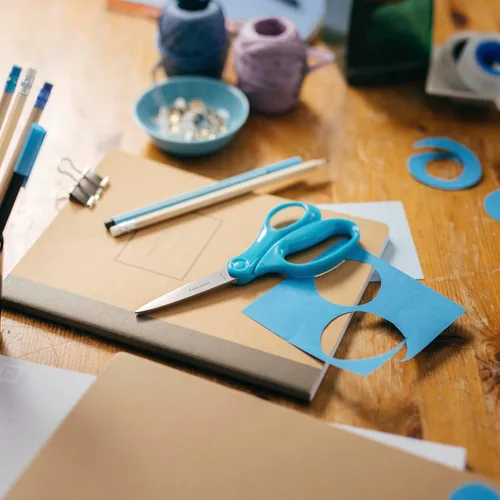 Miniatura 9 de Fiskars Tijeras para estudiantes de 7 pulgadas para niños de 12 a 14 años, tijeras para la escuela o manualidades, suministros de regreso a