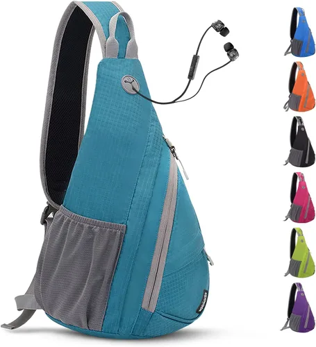 WOOMADA Bolso bandolera pequeño para hombres y mujeres, mochila de viaje cruzada con agujero oculto para auriculares