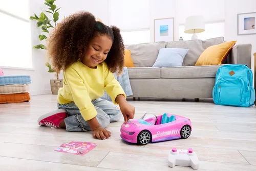 Miniatura 2 de Hot Wheels Barbie - Coche de juguete a control remoto rosa convertible, puede contener 2 muñecas de moda Barbie y se abre para almacenamiento, hoja