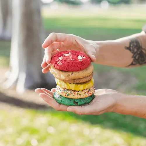 Miniatura 7 de The Cravory: Galletas Red Velvet - 12 galletas, 2.0 onzas cada una, envueltas individualmente, gourmet, horneadas frescas, postres, aperitivos