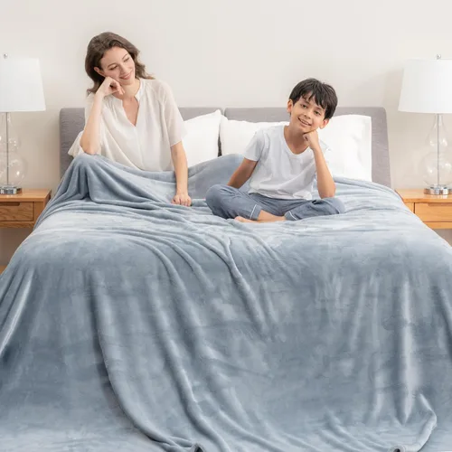 Miniatura 2 de Berkshire Blanket Cobija de cama VelvetLoft® clásica de terciopelo sólido tamaño Queen, cobija de felpa ligera y suave para cama y sofá, color Negro