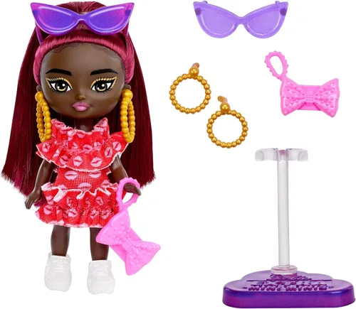 Miniatura 4 de Muñeca Barbie Extra Mini Minis con cabello burdeos, vestido rojo de volantes, gafas de sol y accesorios y soporte, 3.25 pulgadas
