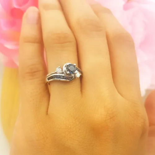 Miniatura 2 de Dazzlingrock Collection Juego de anillos de compromiso de oro blanco y zafiro azul de 10 quilates