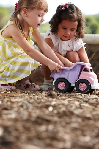 Miniatura 3 de Green Toys Camión volquete en color rosa, sin BPA, juguetes de juego sin ftalatos para mejorar la motricidad gruesa, habilidades motoras finas.