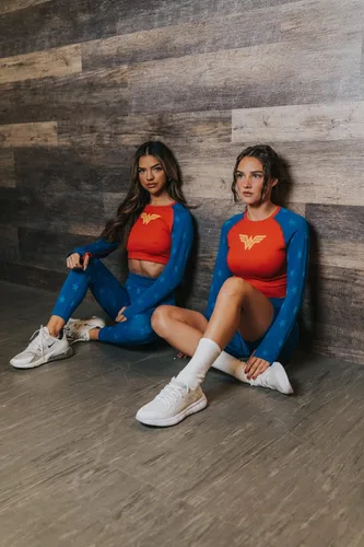 Miniatura 5 de DC Comics Trajes de entrenamiento activo para mujer, Wonder Woman, Batgirl, Harley Quinn, Supergirl, Conjuntos de 2 piezas con pantalones cortos