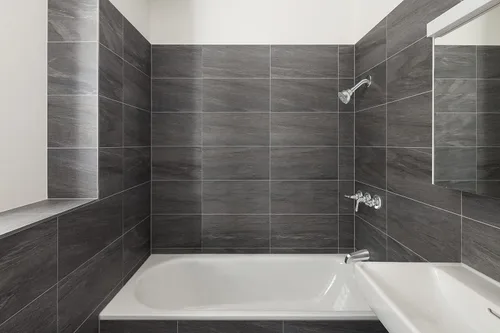 Miniatura 3 de Olympia Faucets P-3230-BN Juego de bañera/ducha de tres manijas, acabado de níquel cepillado PVD resistente al deslustre