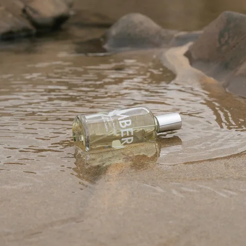 Miniatura 4 de Laboratory Perfumes Ámbar Eau de Toilette Una fragancia atemporal y evolutiva vegetación fresca, vetiver terroso y ámbar cálido Elegante sin