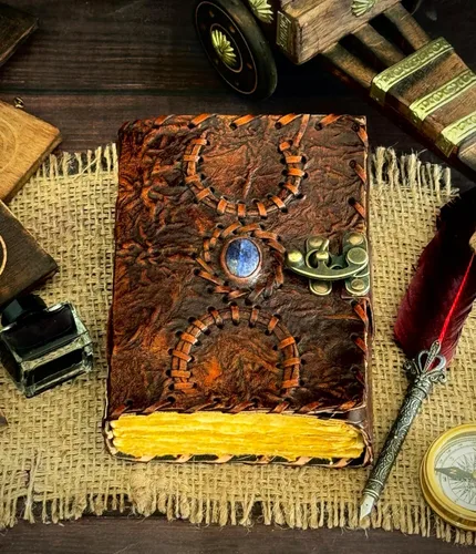 Miniatura 4 de Diario vintage de cuero semiprecioso con diseño de luna triple con diseño de bruja, cierre de cerradura, 200 hojas antiguas en blanco, libro