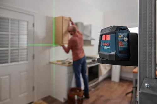 Miniatura 6 de Bosch GLL50-20G - Láser autonivelante de línea cruzada de haz verde de 50 pies, incluye soporte magnético integrado, 2 baterías AA y funda blanda