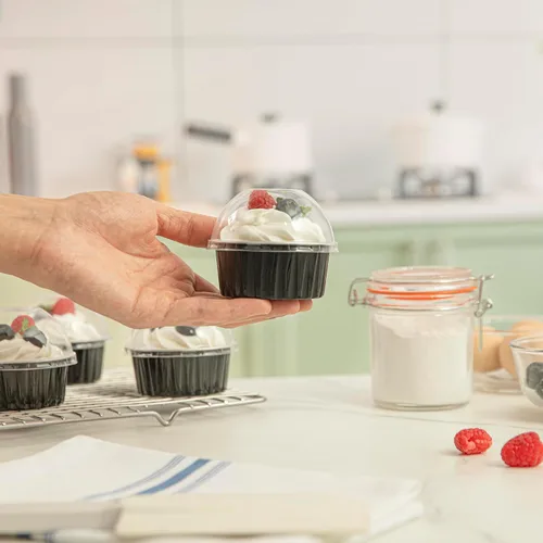Miniatura 6 de Restaurantware Ramequines desechables de 4.2 onzas con tapas, 100 vasos desechables redondos de crema brulee, tapas de cúpula aptas para horno, Negro