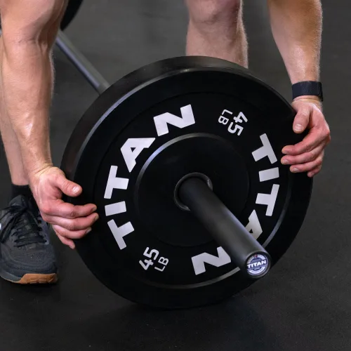 Miniatura 7 de Titan Fitness Black Cerakote - Barra olímpica de la serie TITAN de 44.1 lbs y 1.122 in, hecha en Estados Unidos, con clasificación de 1,500 libras