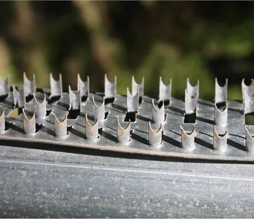 Miniatura 2 de Boss Buck, tiras disuasivas diente de tiburón, plateadas.