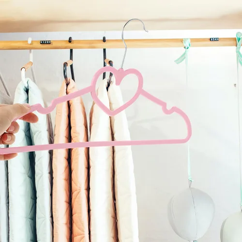 Miniatura 7 de Perchas prácticas de plástico ABS, paquete de 10 perchas antideslizantes con color y patrón de corazón, adecuadas para abrigos, camisas, vestidos