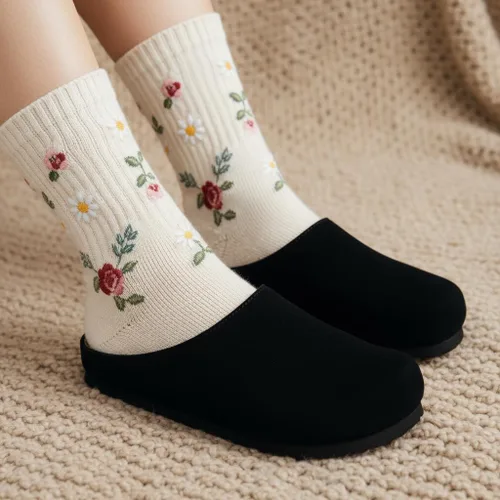 Miniatura 8 de CUSHIONAIRE Lute - Zuecos de piel de gamuza auténtica para mujer para interiores y exteriores, cómodos zuecos para mujer con plantilla acolchada