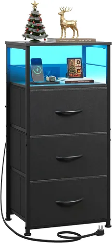 WLIVE Mesita de noche con estación de carga, mesita de noche de 31.9" de altura con 3 cajones de tela, mesa de noche con LED con puertos USB y
