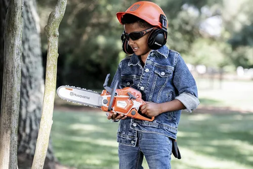 Miniatura 3 de Husqvarna Motosierra de juguete 550XP y kit de PPE