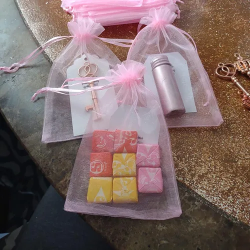 Miniatura 2 de Juego de 50 bolsas de regalo de organza con cordón de 4 x 6 pulgadas rosa para baby shower, cumpleaños de niña, recuerdos de fiesta, boda, despedida