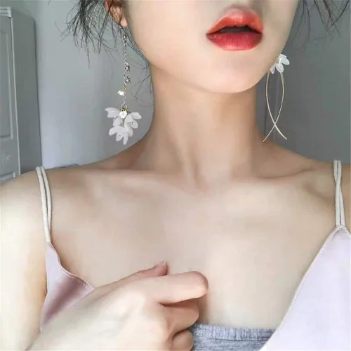 Miniatura 4 de Aretes de gota ligeros bohemios y elegantes, de acrílico, de cristal, asimétricos, con flores, color blanco, largo, pétalos colgantes para mujer