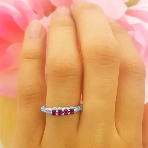 Miniatura 13 de Dazzlingrock Collection Anillo de boda redondo de rubí y diamante blanco apilable para mujer en oro